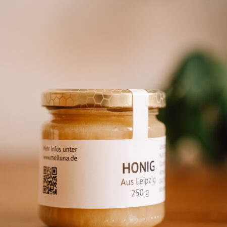 Ein Glas Honig auf einem Holztisch