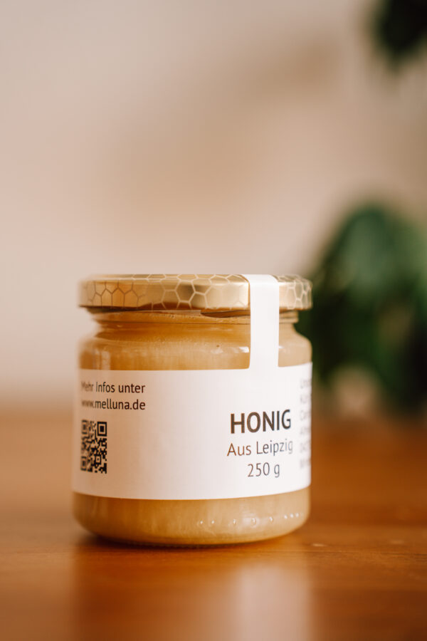 Ein Glas Honig auf einem Holztisch